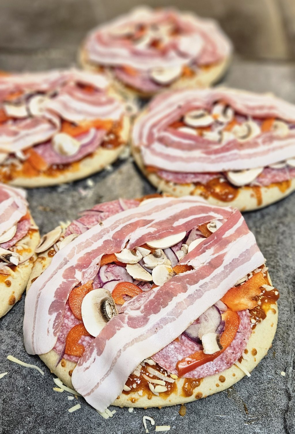 Pizza salami met spek