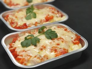 Kipmandje met aardappeltjes en kaassaus