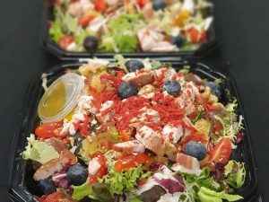 Maaltijdsalade met gerookte kip